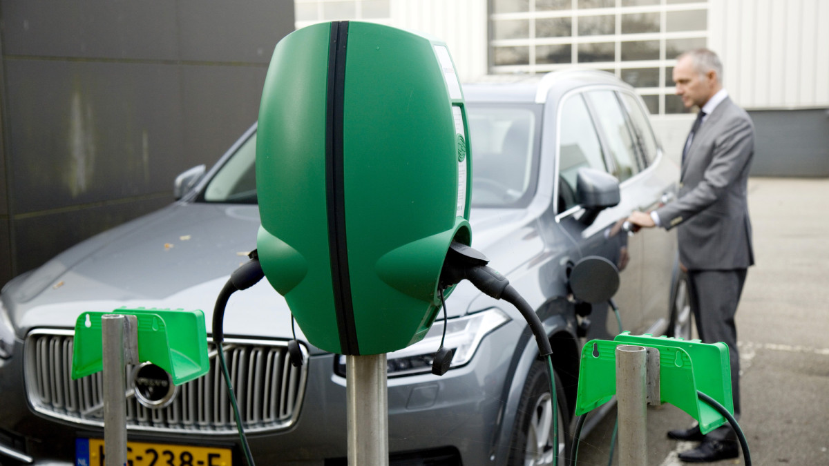 Mogelijk 52% extra belasting op zakelijke auto met CO2-uitstoot