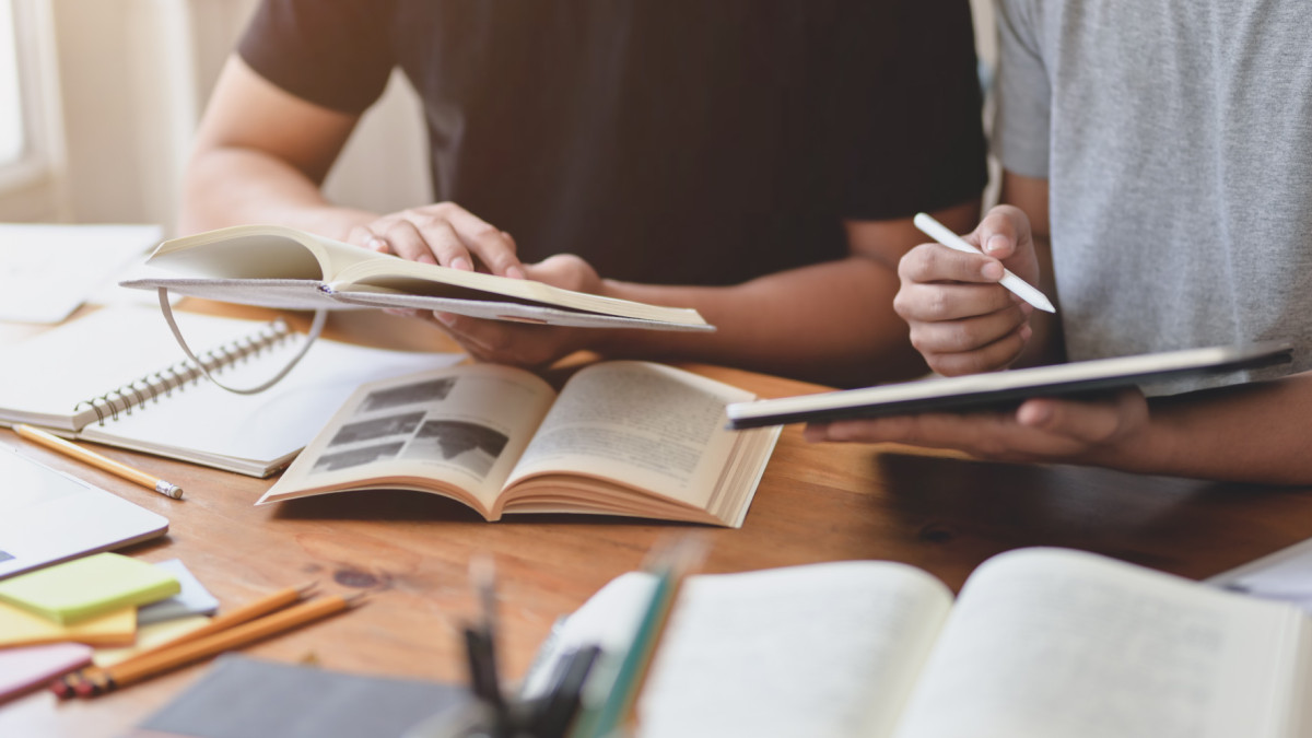 Studietoelage voor kind van werknemer: hoe zit het met belasting?
