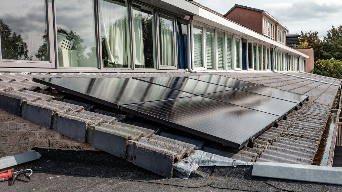 Zonnepanelen: zelfstandig afschrijven of onderdeel van het pand?